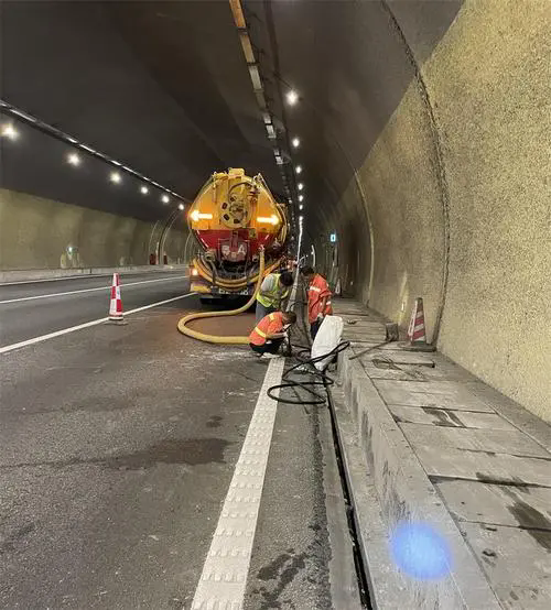 彬县隧道排水渠清淤